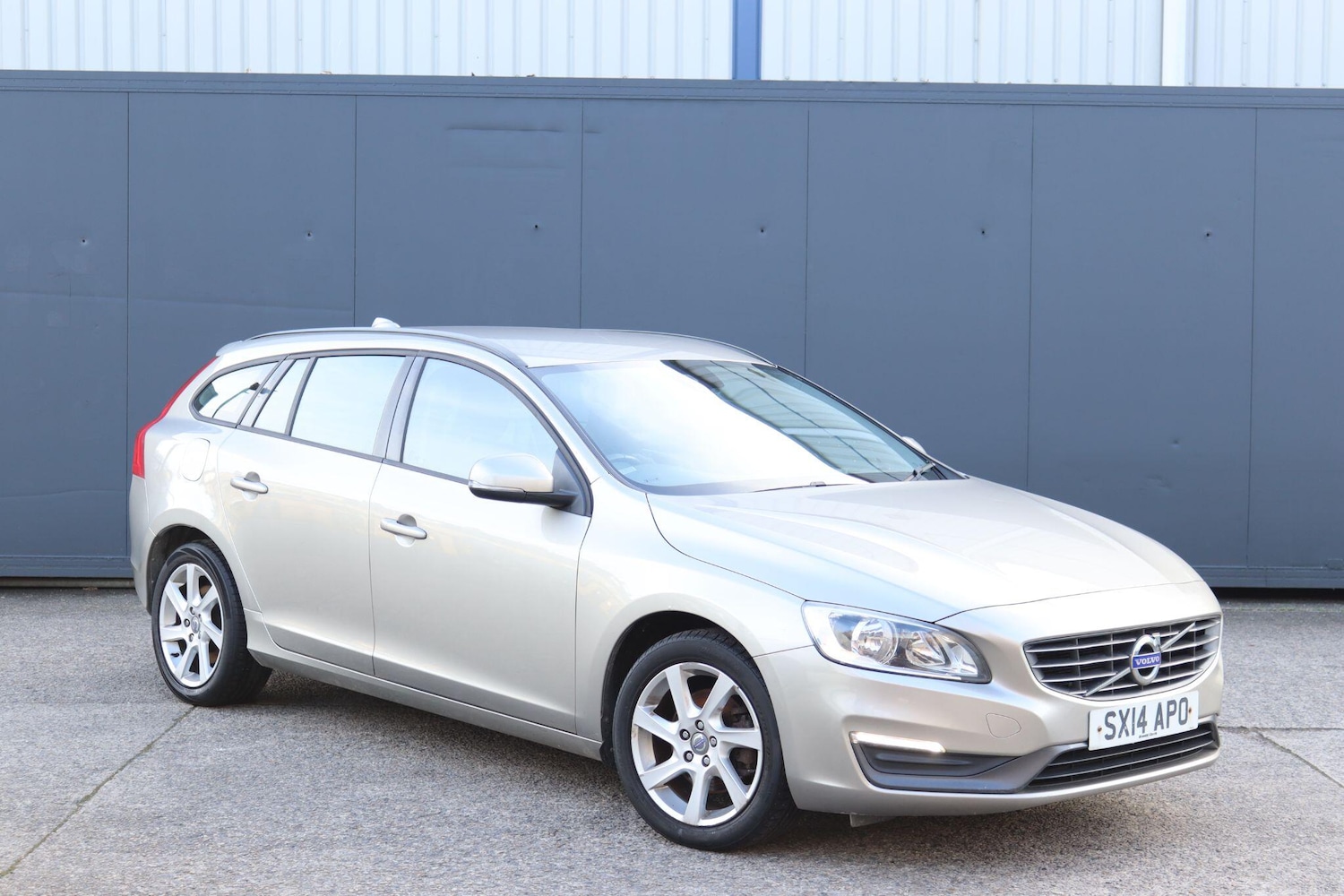Used Volvo V60 2014 for sale - 77637641: Photo 3