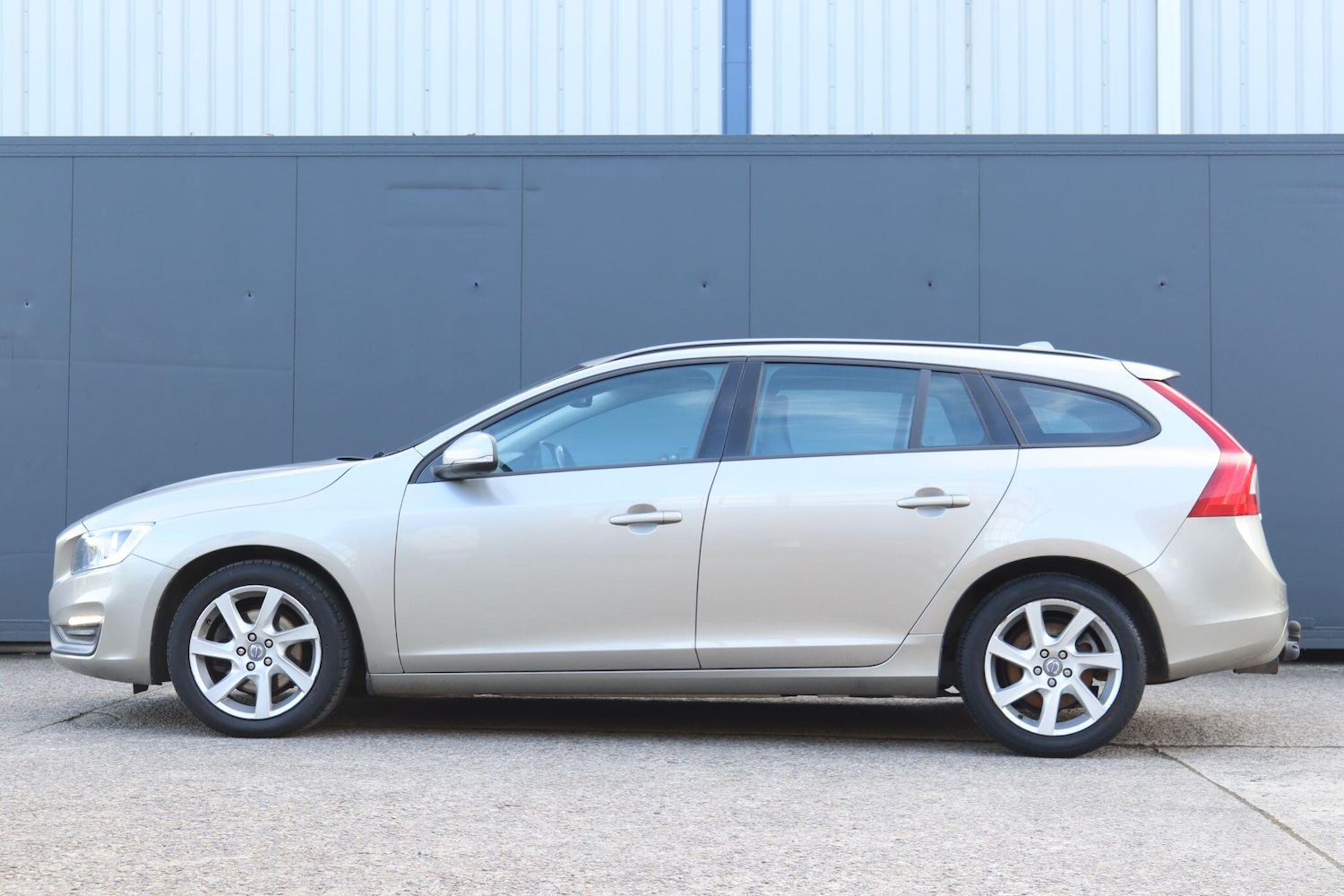 Used Volvo V60 2014 for sale - 77637641: Photo 4
