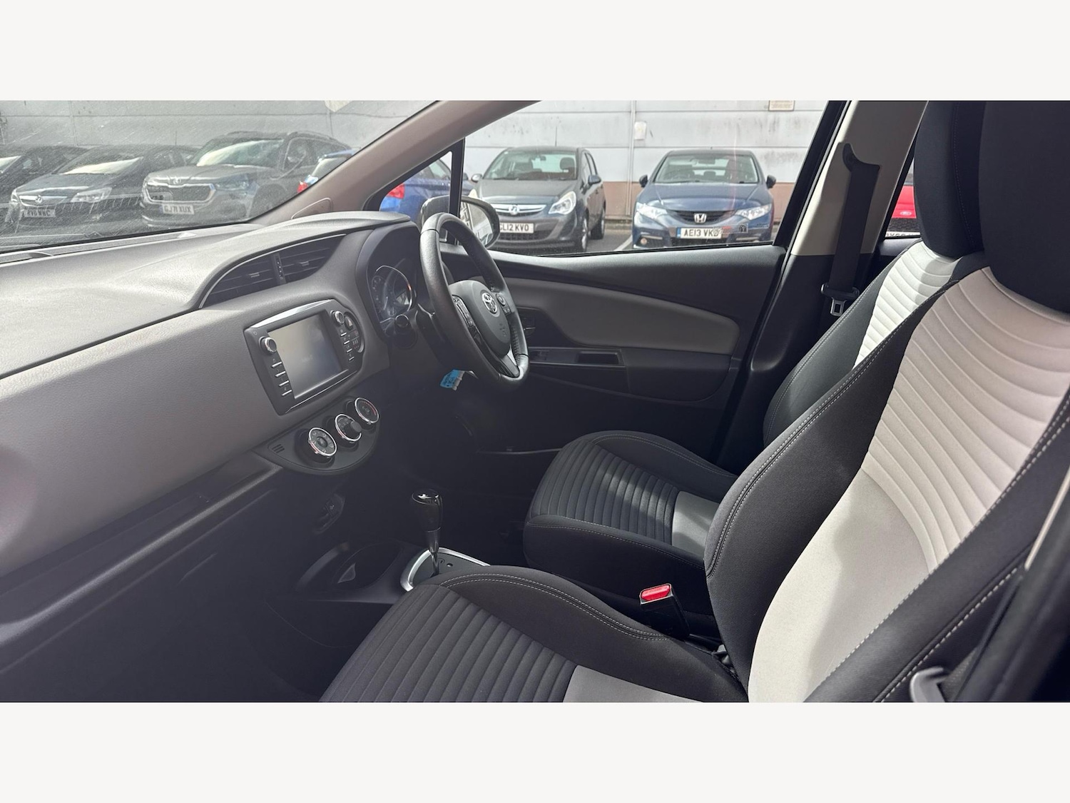 Used Toyota Yaris 2018 for sale - 76361116: Photo 12