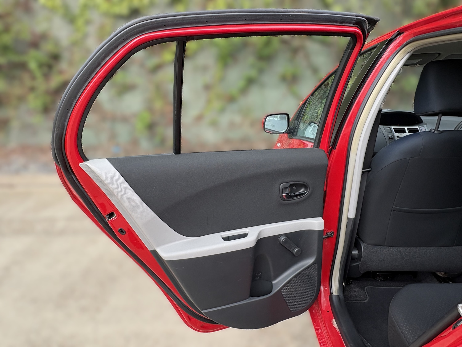 Used Toyota Yaris 2010 for sale - 78201561: Photo 30