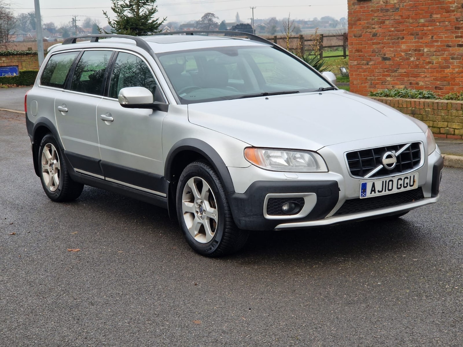 Used Volvo XC70 2010 for sale - 77147761: Photo 2