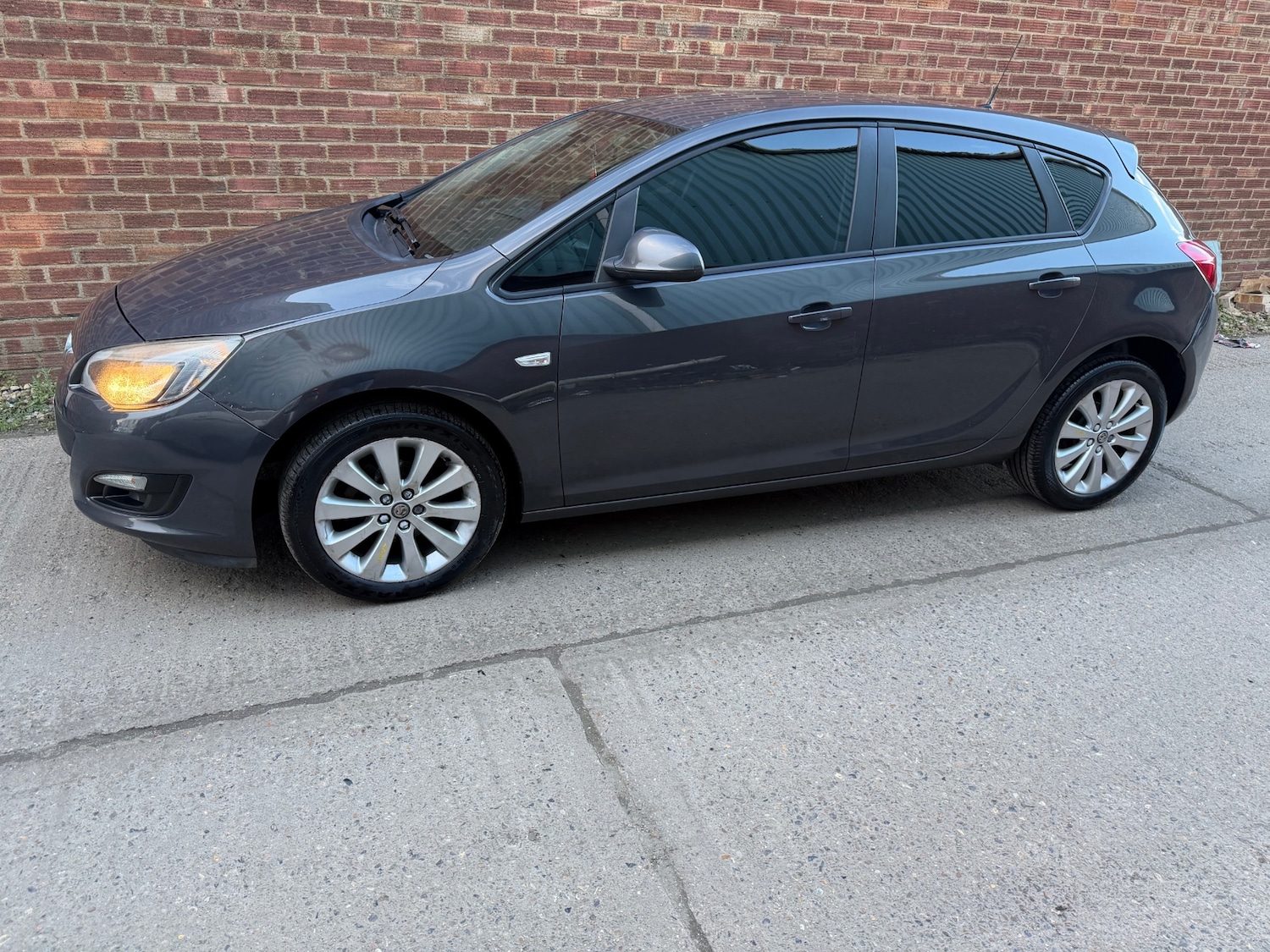 Used Vauxhall Astra 2013 for sale - 77890283: Photo 2