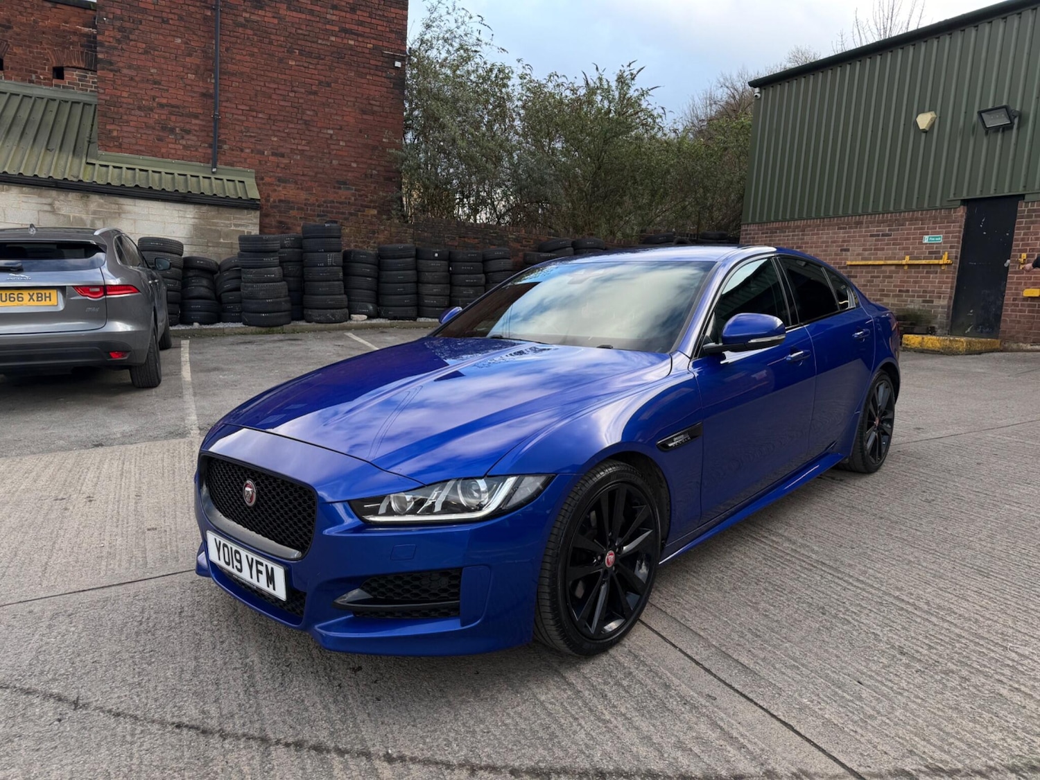 Used Jaguar XE 2019 for sale - 78171078: Photo 3