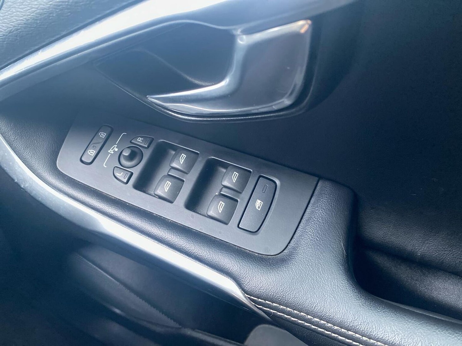 Used Volvo V40 2018 for sale - 77024241: Photo 23