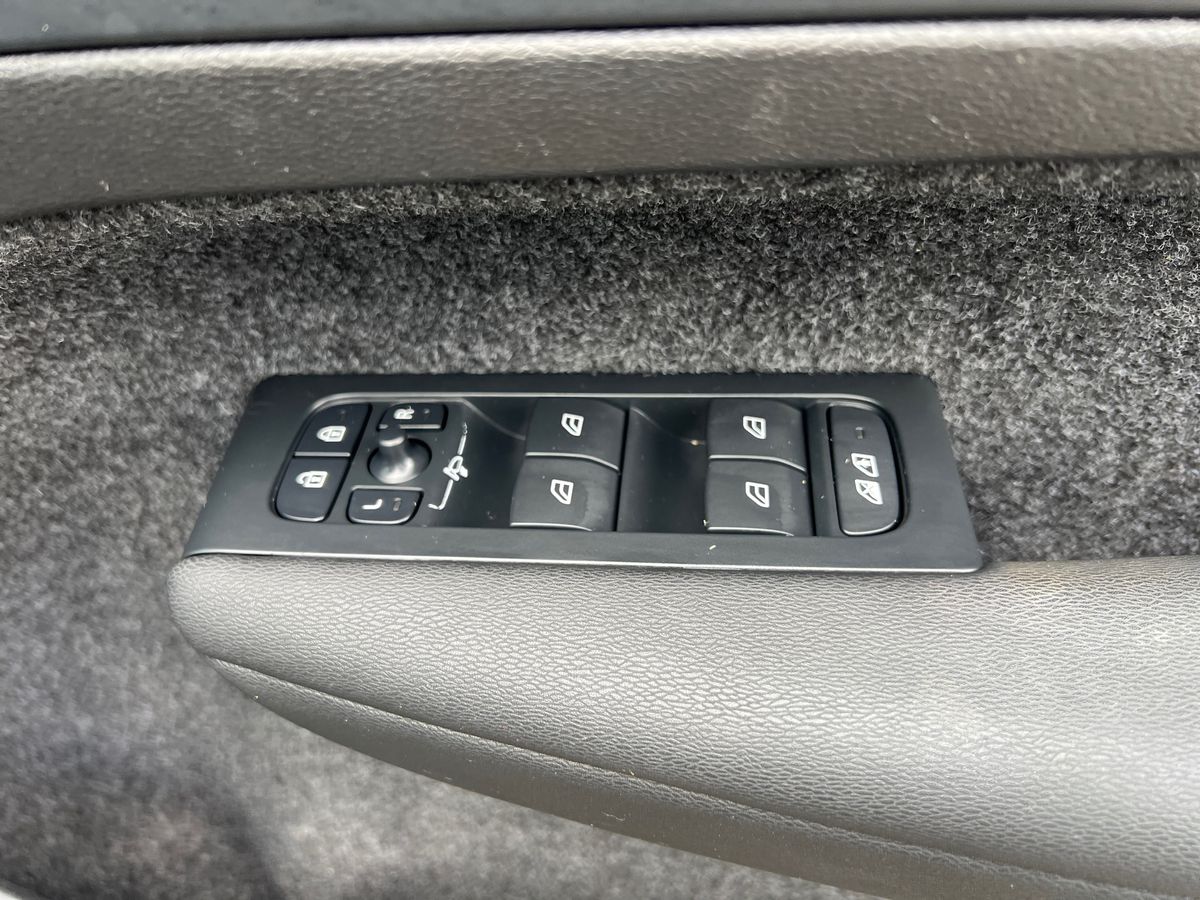 Used Volvo XC40 2023 for sale - 76664525: Photo 25