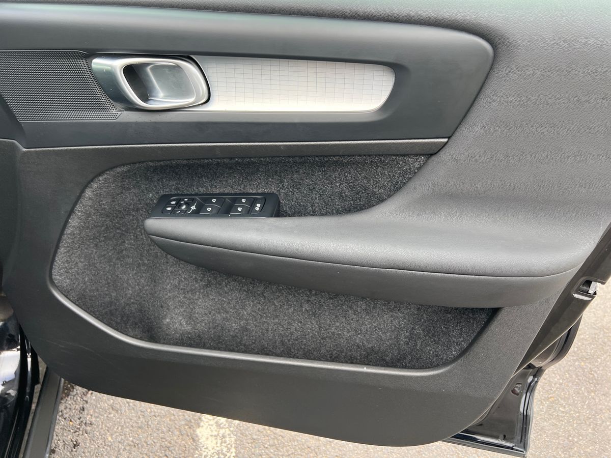 Used Volvo XC40 2023 for sale - 76664525: Photo 35