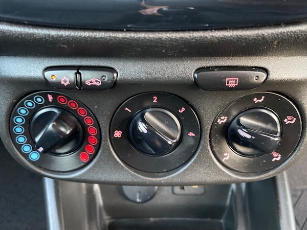 Used Vauxhall Corsa 2015 for sale - 76088819: Photo 21