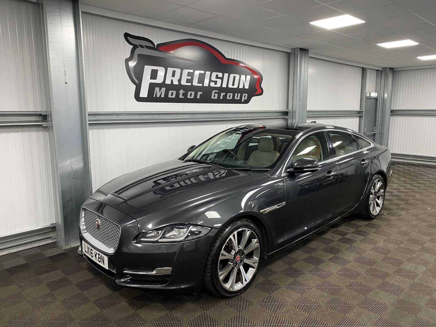 Used Jaguar XJ 2016 for sale - 76991093: Photo 10