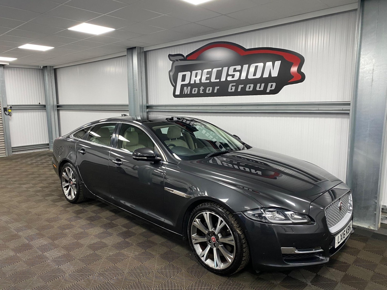 Used Jaguar XJ 2016 for sale - 76991093: Photo 2