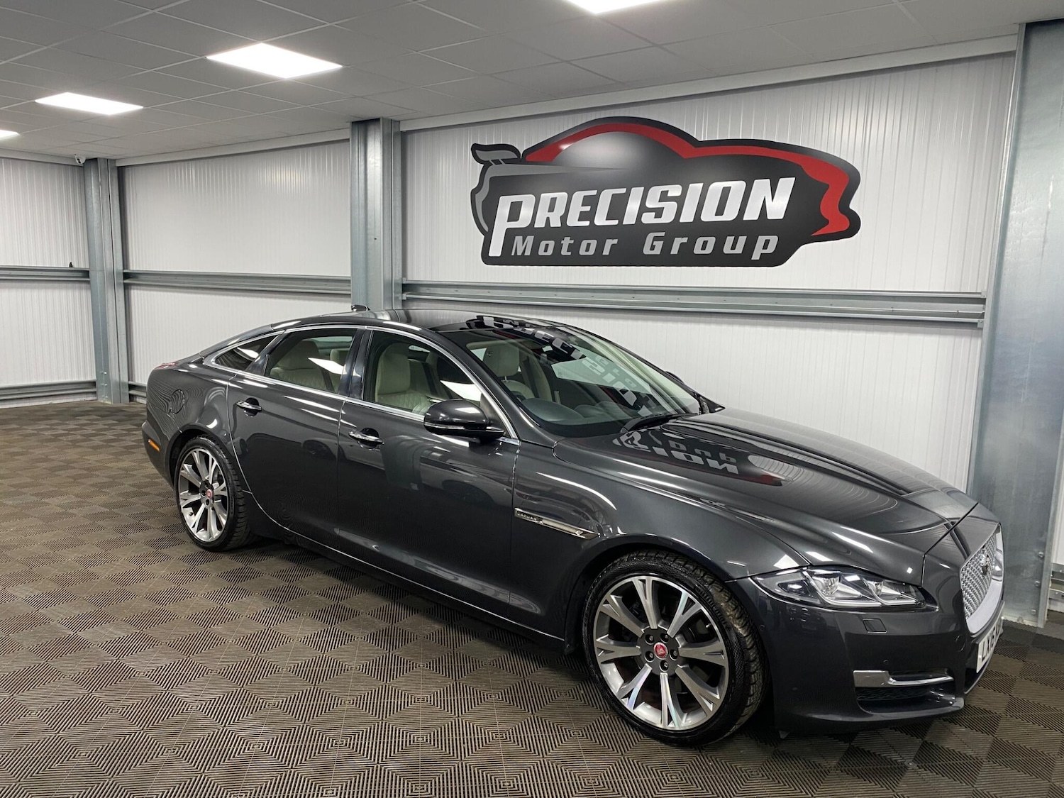 Used Jaguar XJ 2016 for sale - 76991093: Photo 3