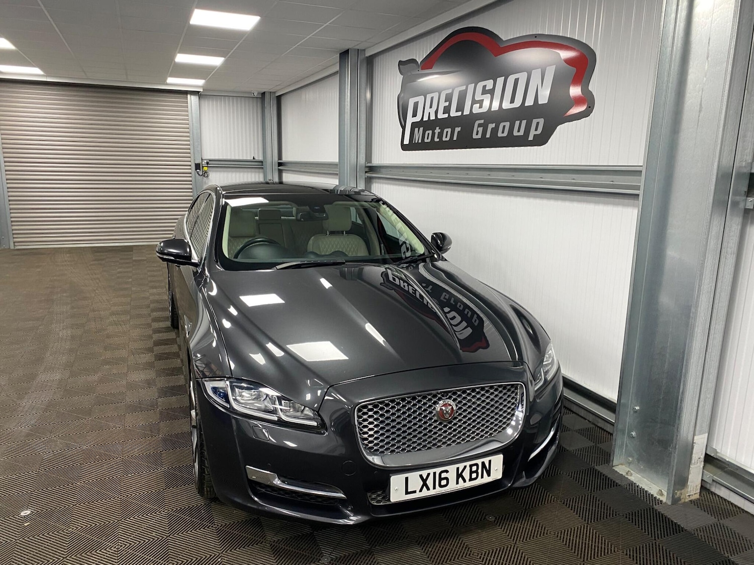 Used Jaguar XJ 2016 for sale - 76991093: Photo 5