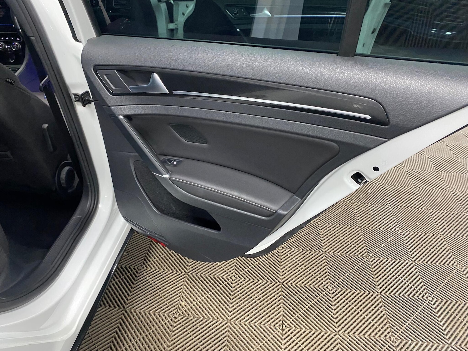 Used Volkswagen Golf 2017 for sale - 76993405: Photo 44