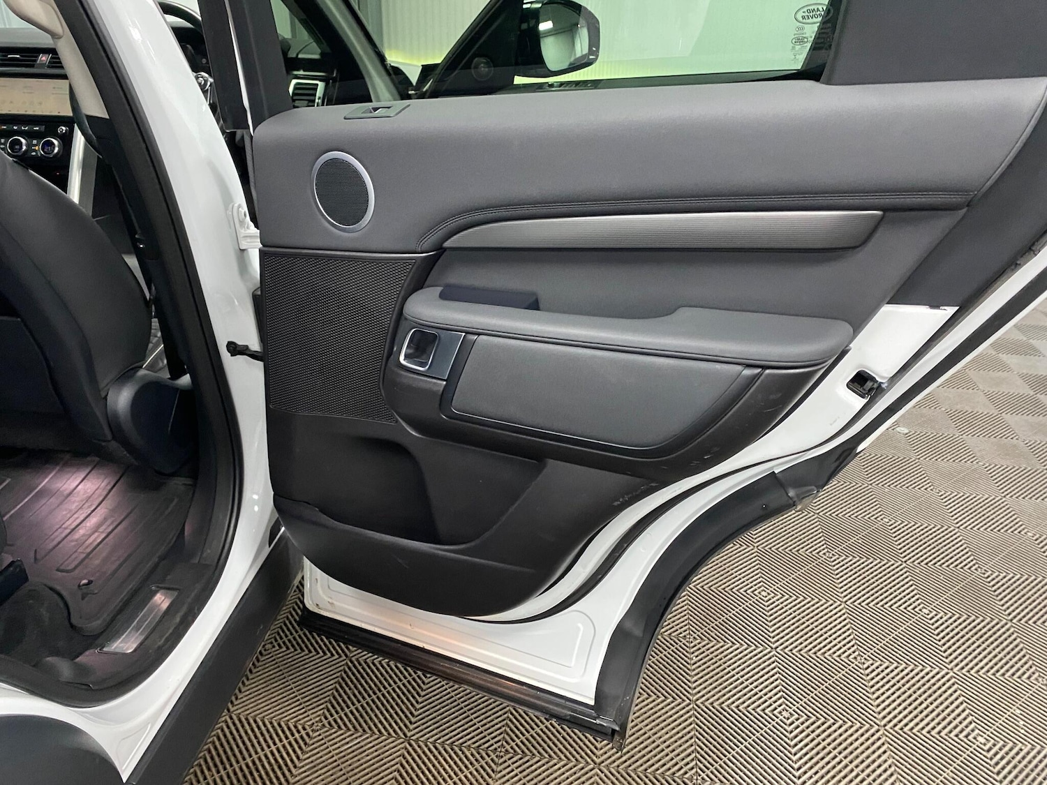 Used Land Rover Discovery 2017 for sale - 76997683: Photo 43