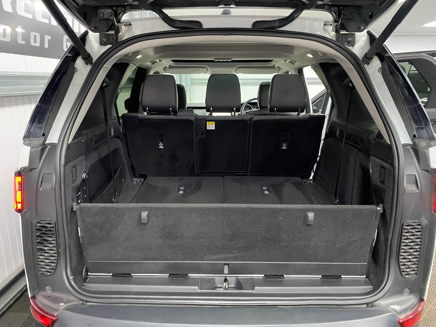 Used Land Rover Discovery 2017 for sale - 76997683: Photo 51