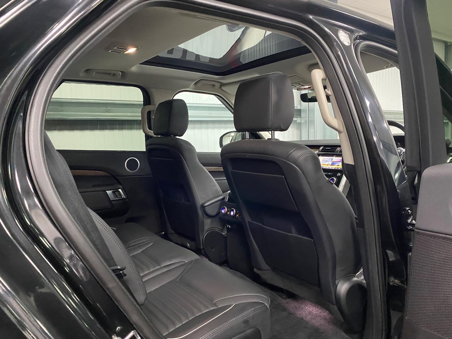 Used Land Rover Discovery 2017 for sale - 77175542: Photo 38