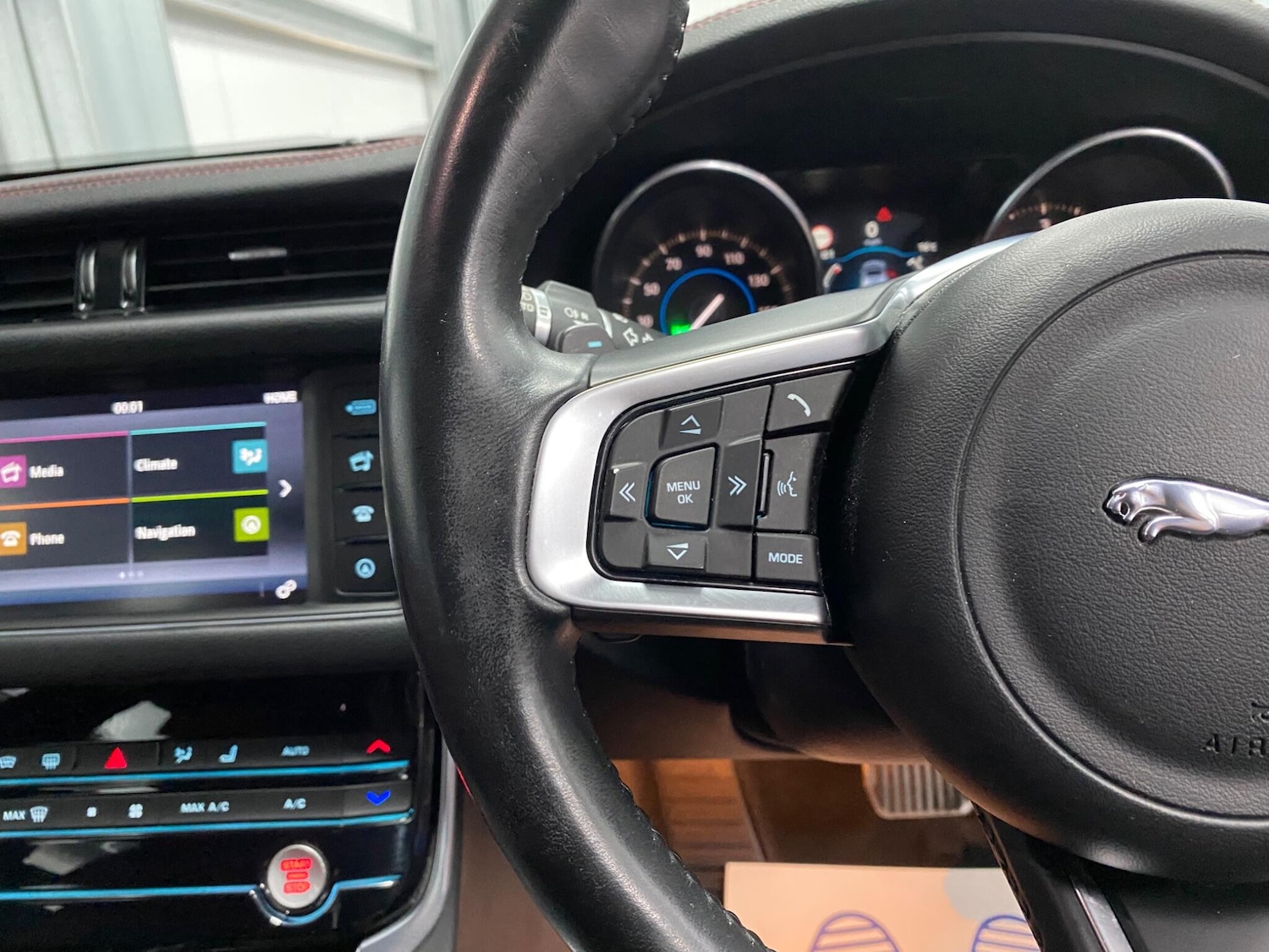 Used Jaguar XF 2016 for sale - 76327391: Photo 41