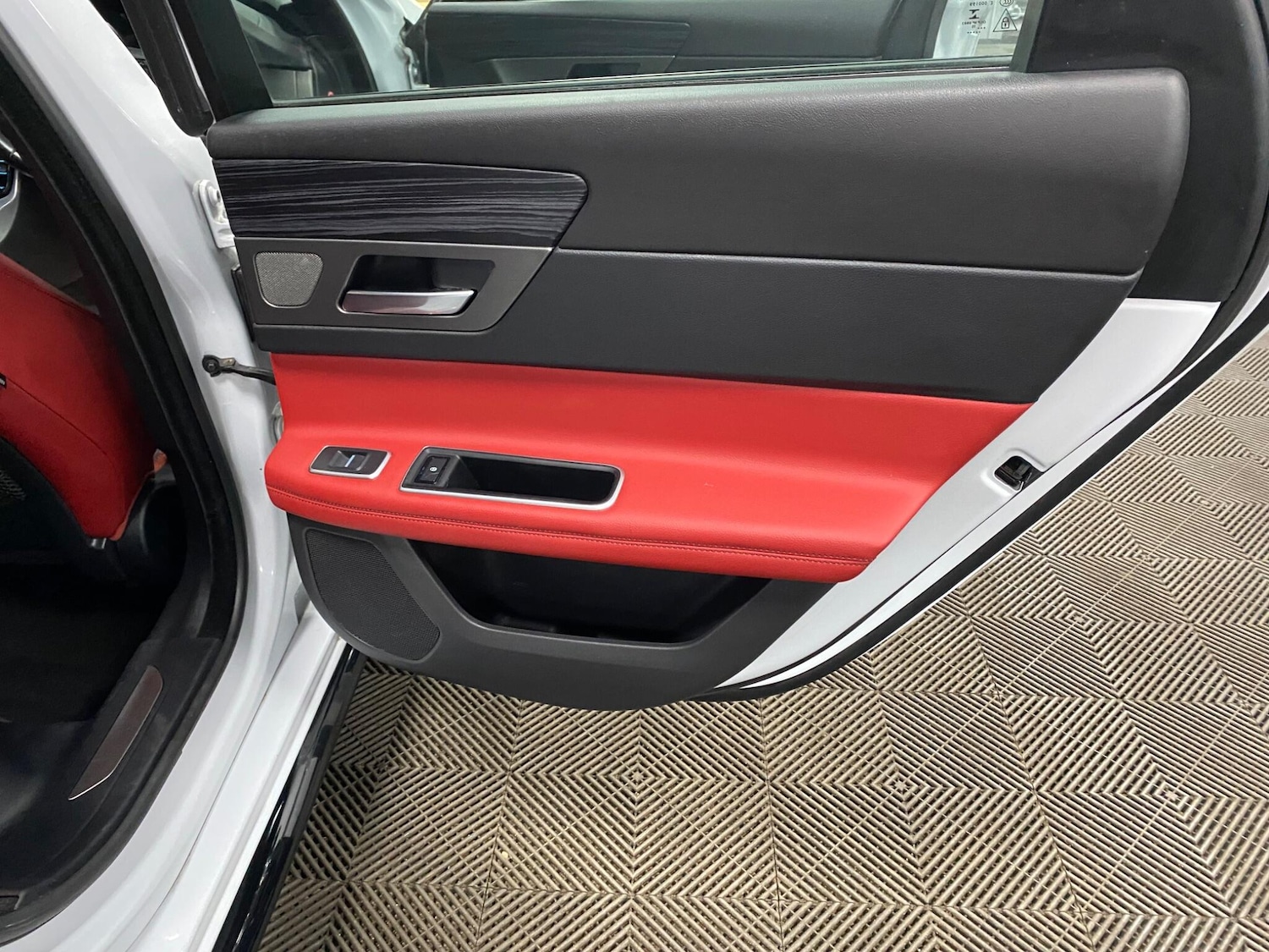 Used Jaguar XF 2016 for sale - 76327391: Photo 54