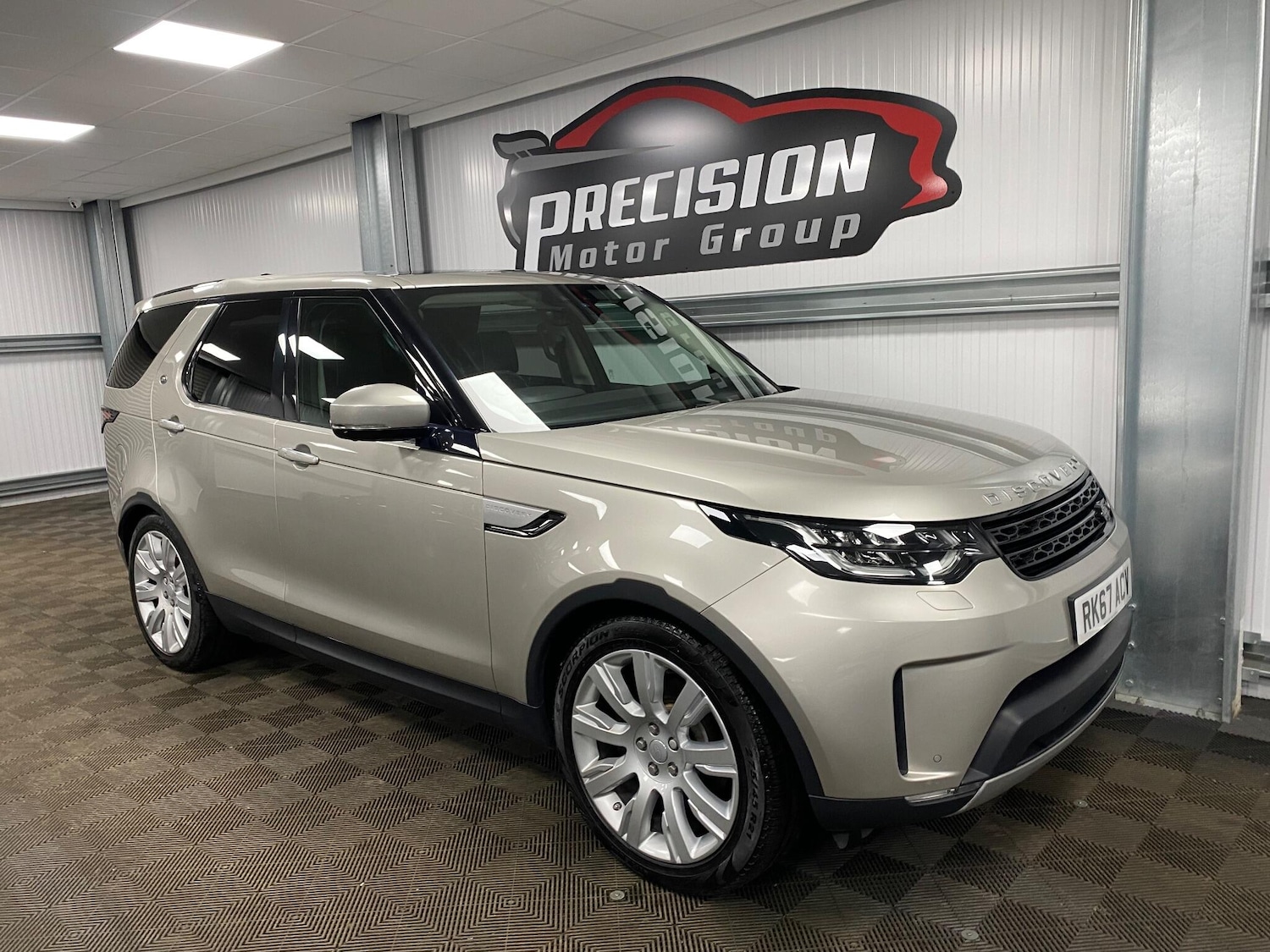 Used Land Rover Discovery 2017 for sale - 76865844: Photo 2