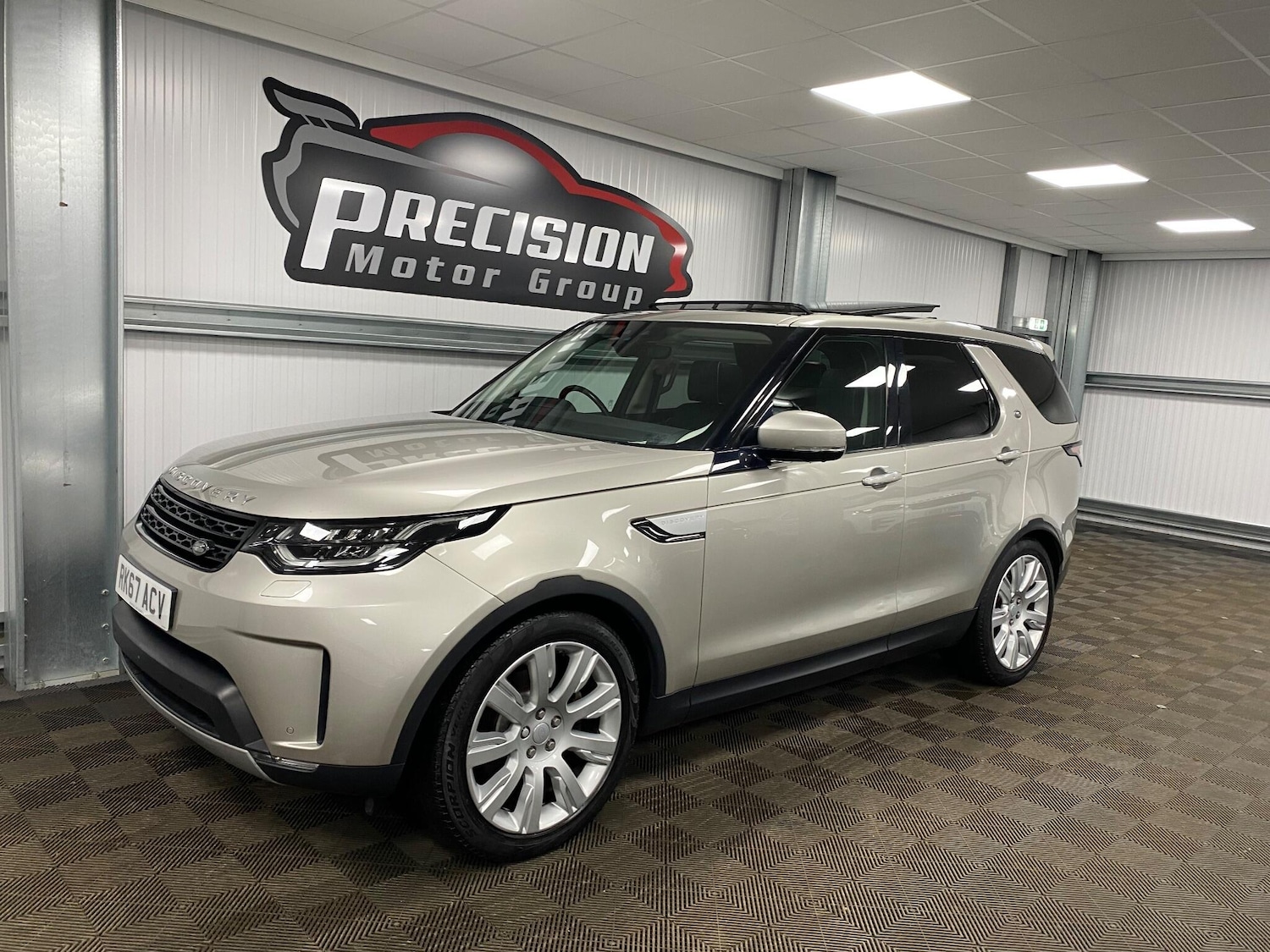 Used Land Rover Discovery 2017 for sale - 76865844: Photo 4