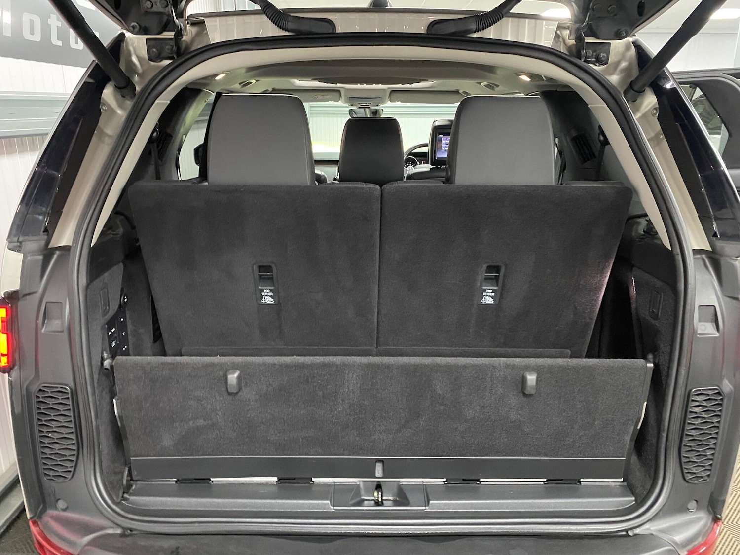 Used Land Rover Discovery 2017 for sale - 76865844: Photo 50