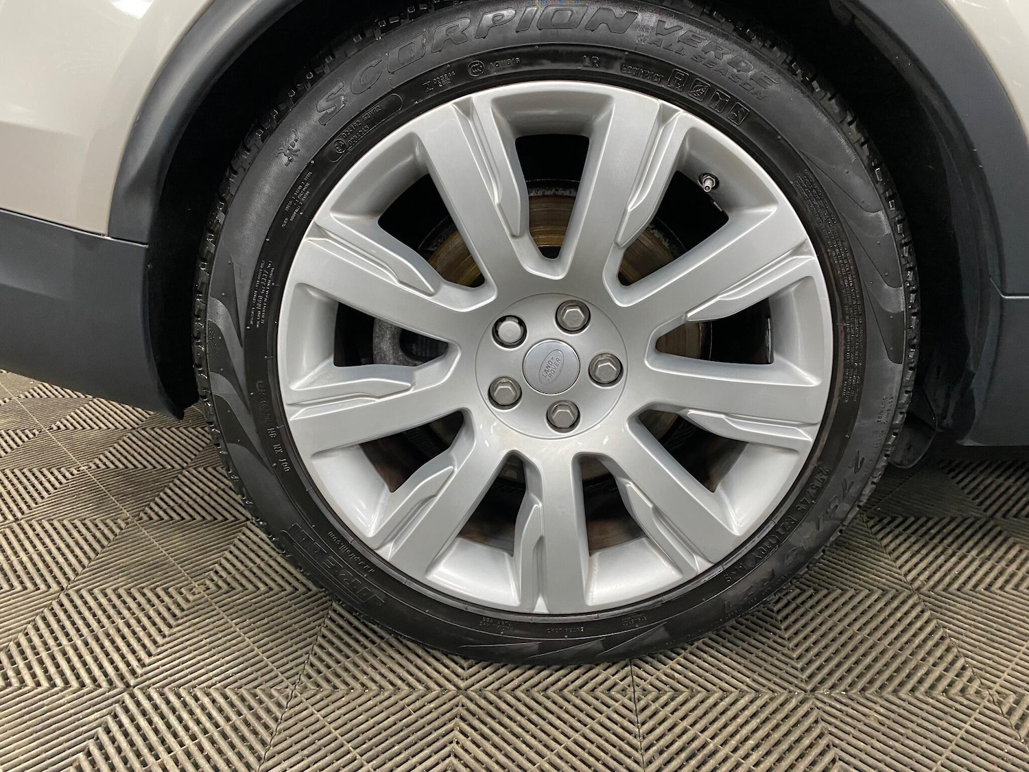 Used Land Rover Discovery 2017 for sale - 76865844: Photo 51