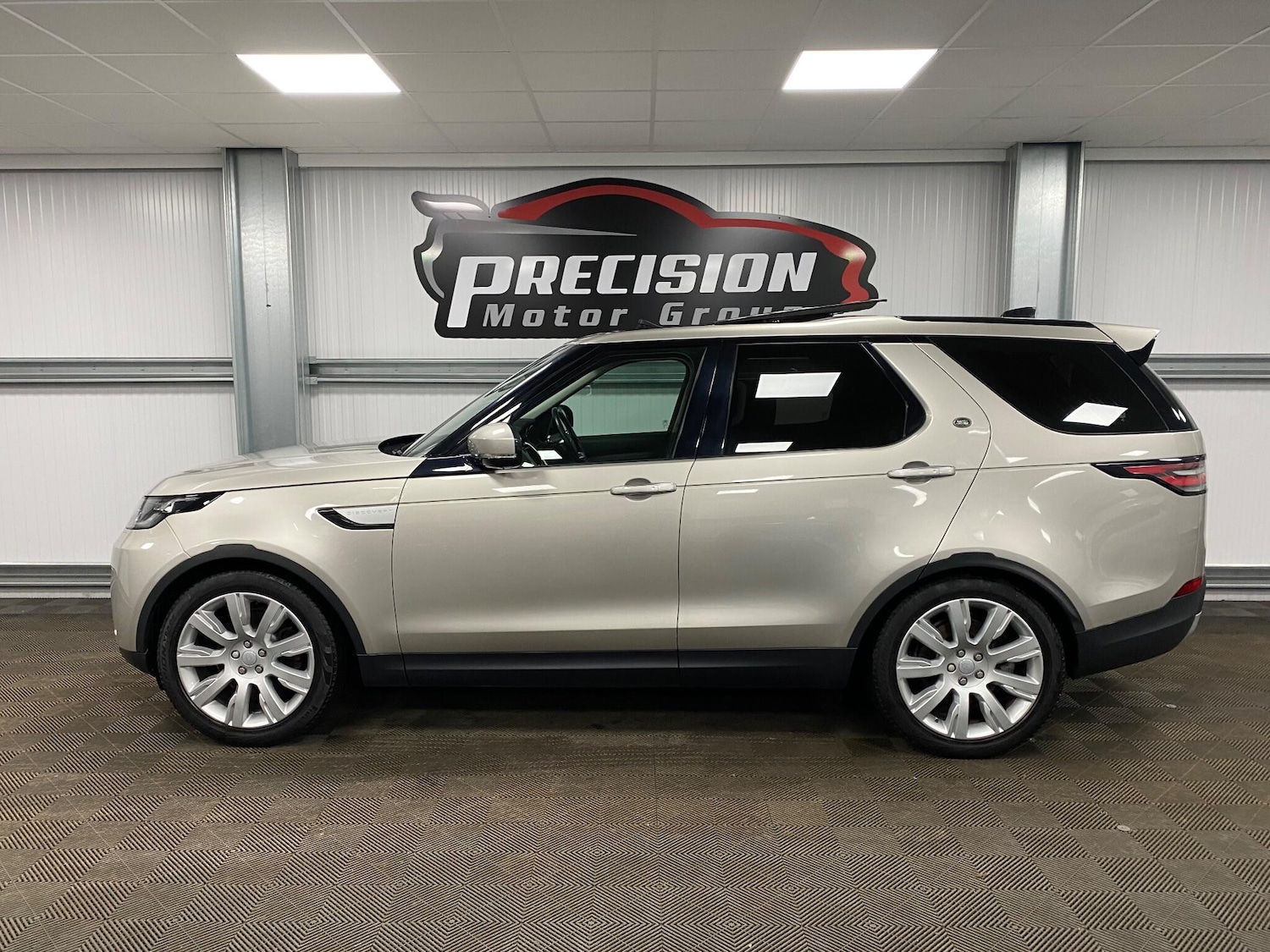 Used Land Rover Discovery 2017 for sale - 76865844: Photo 6