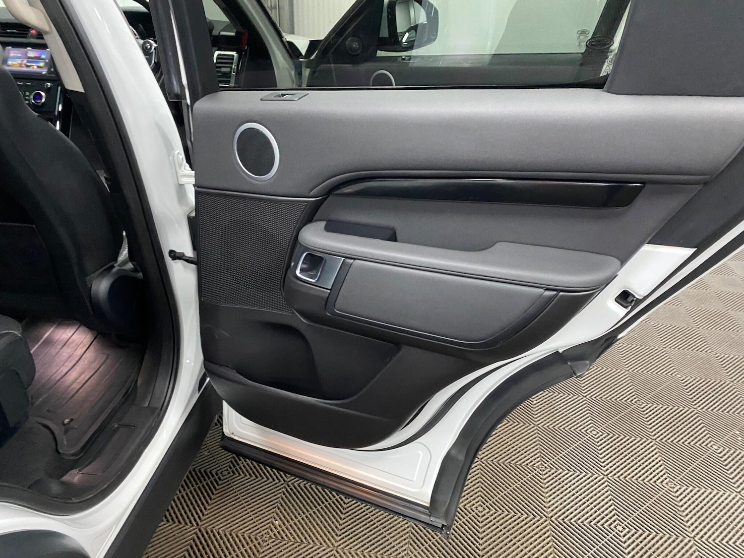 Used Land Rover Discovery 2018 for sale - 76997453: Photo 46