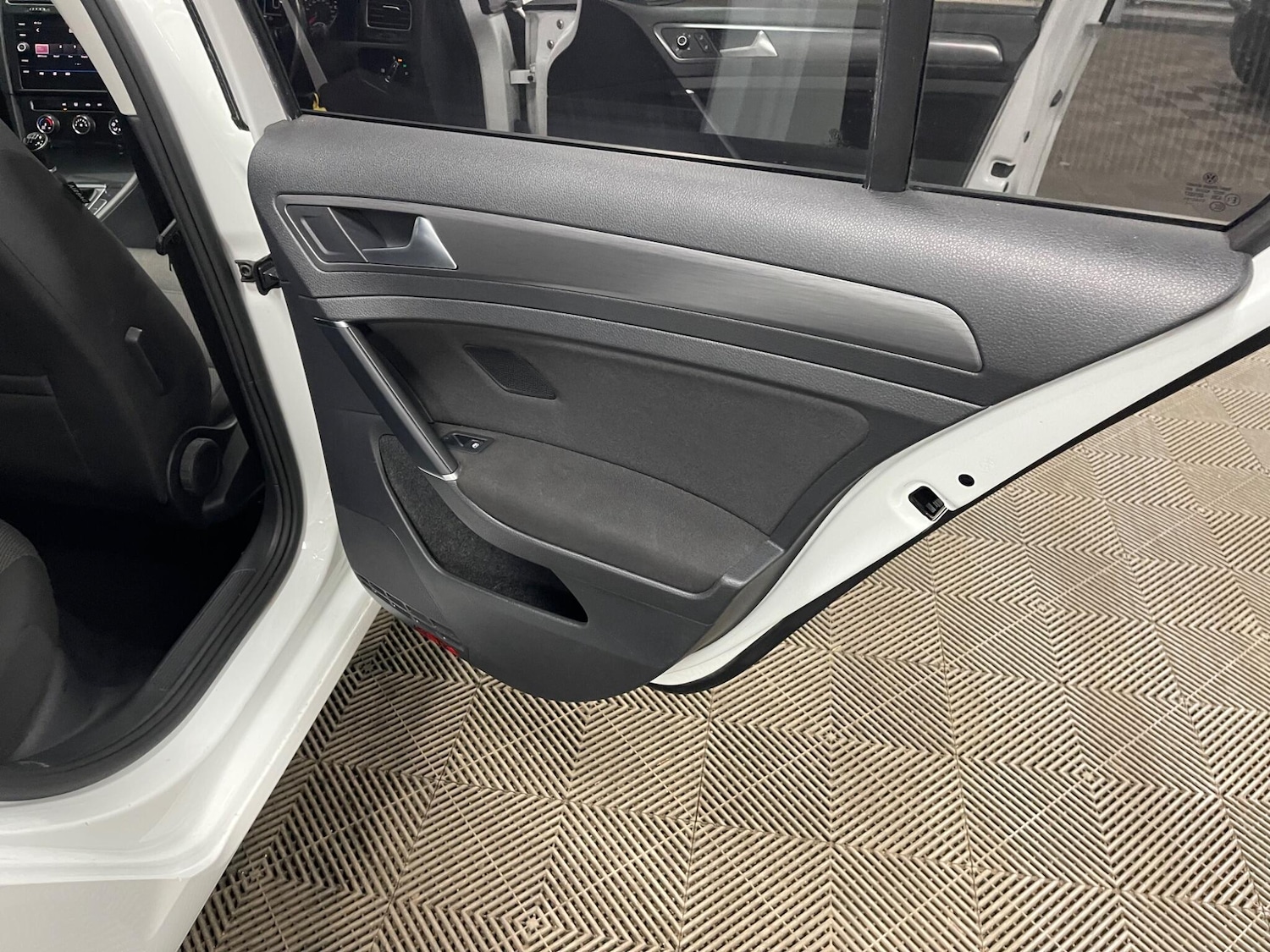 Used Volkswagen Golf 2017 for sale - 77658235: Photo 38