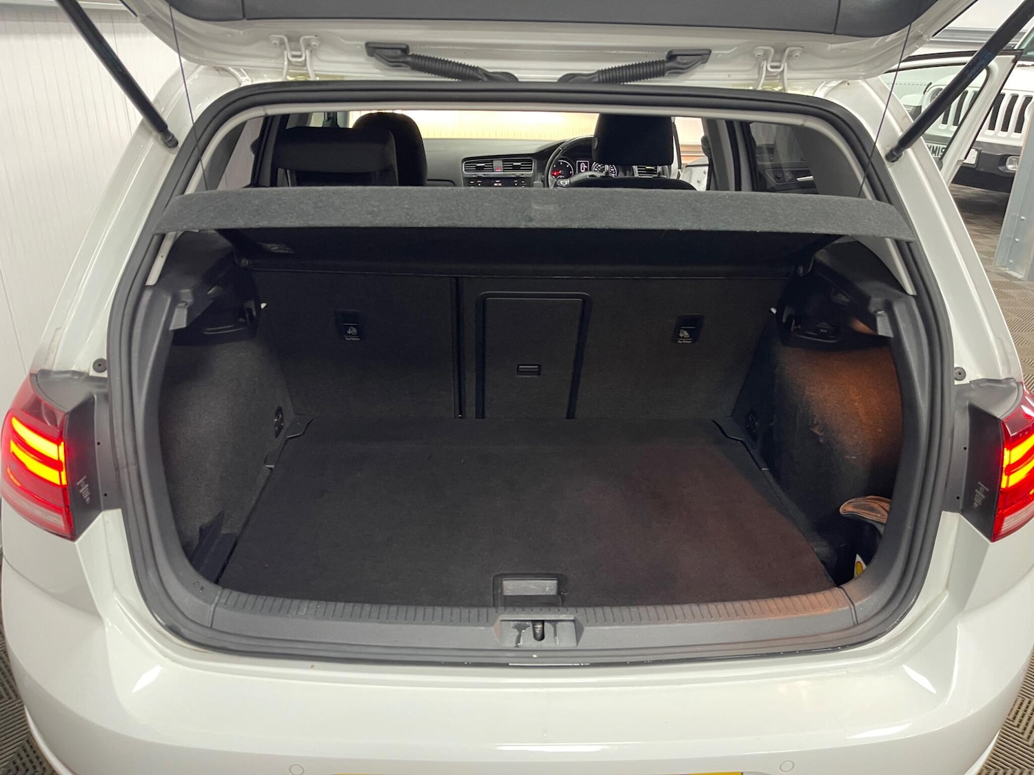 Used Volkswagen Golf 2017 for sale - 77658235: Photo 40