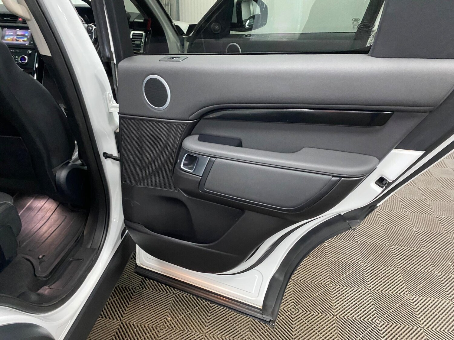 Used Land Rover Discovery 2018 for sale - 77091823: Photo 46