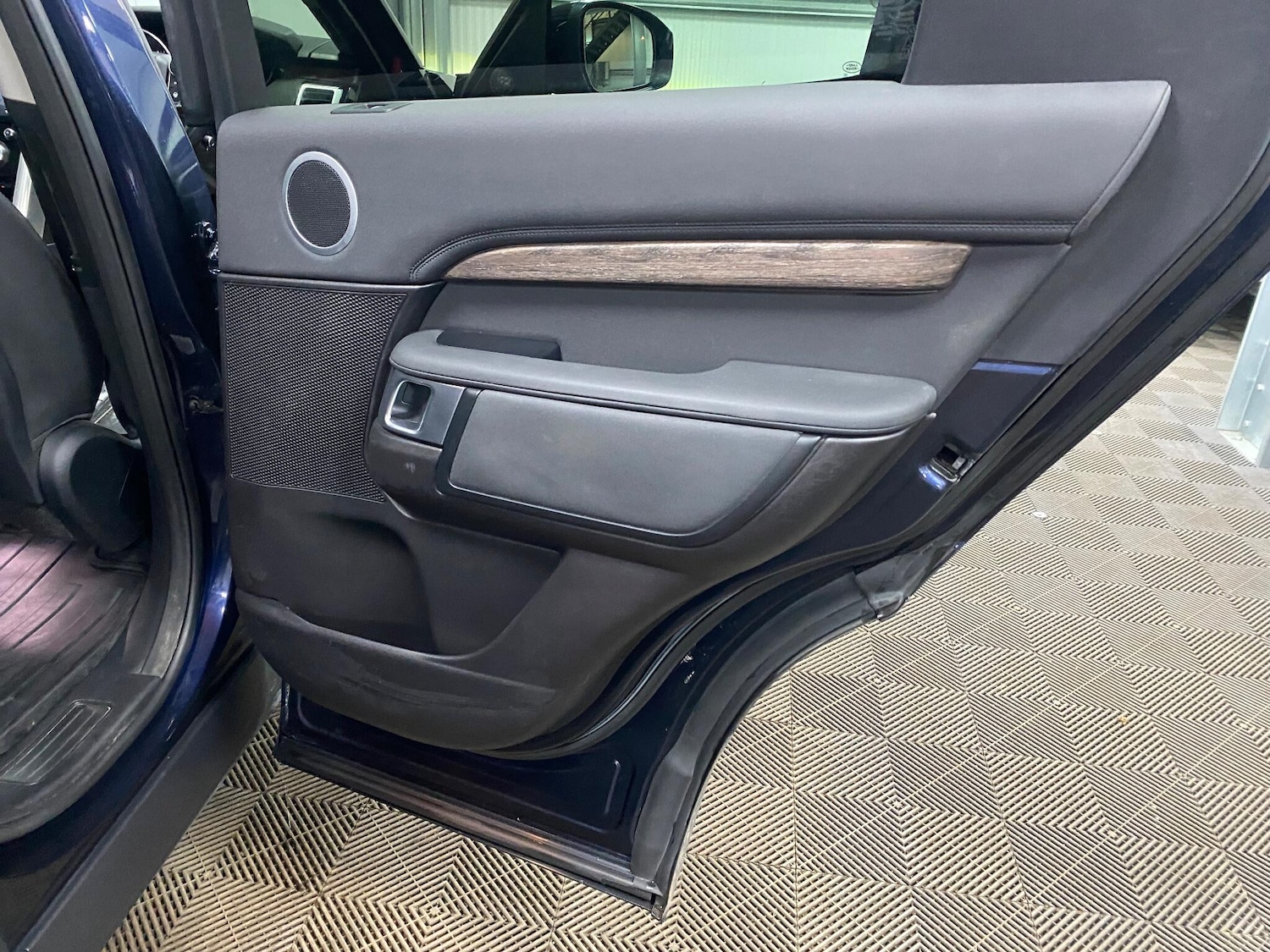 Used Land Rover Discovery 2017 for sale - 77144468: Photo 35