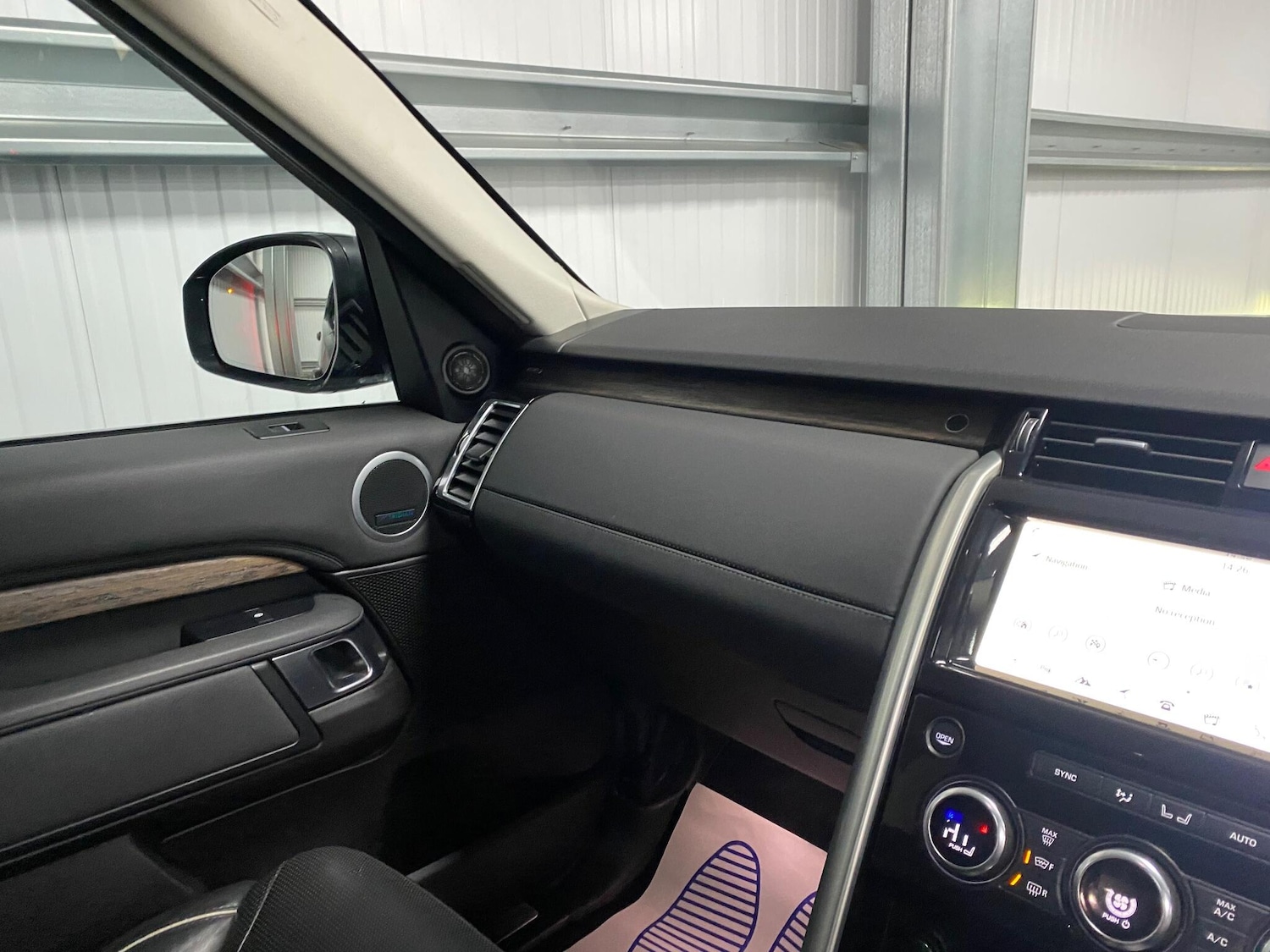 Used Land Rover Discovery 2017 for sale - 77163122: Photo 35