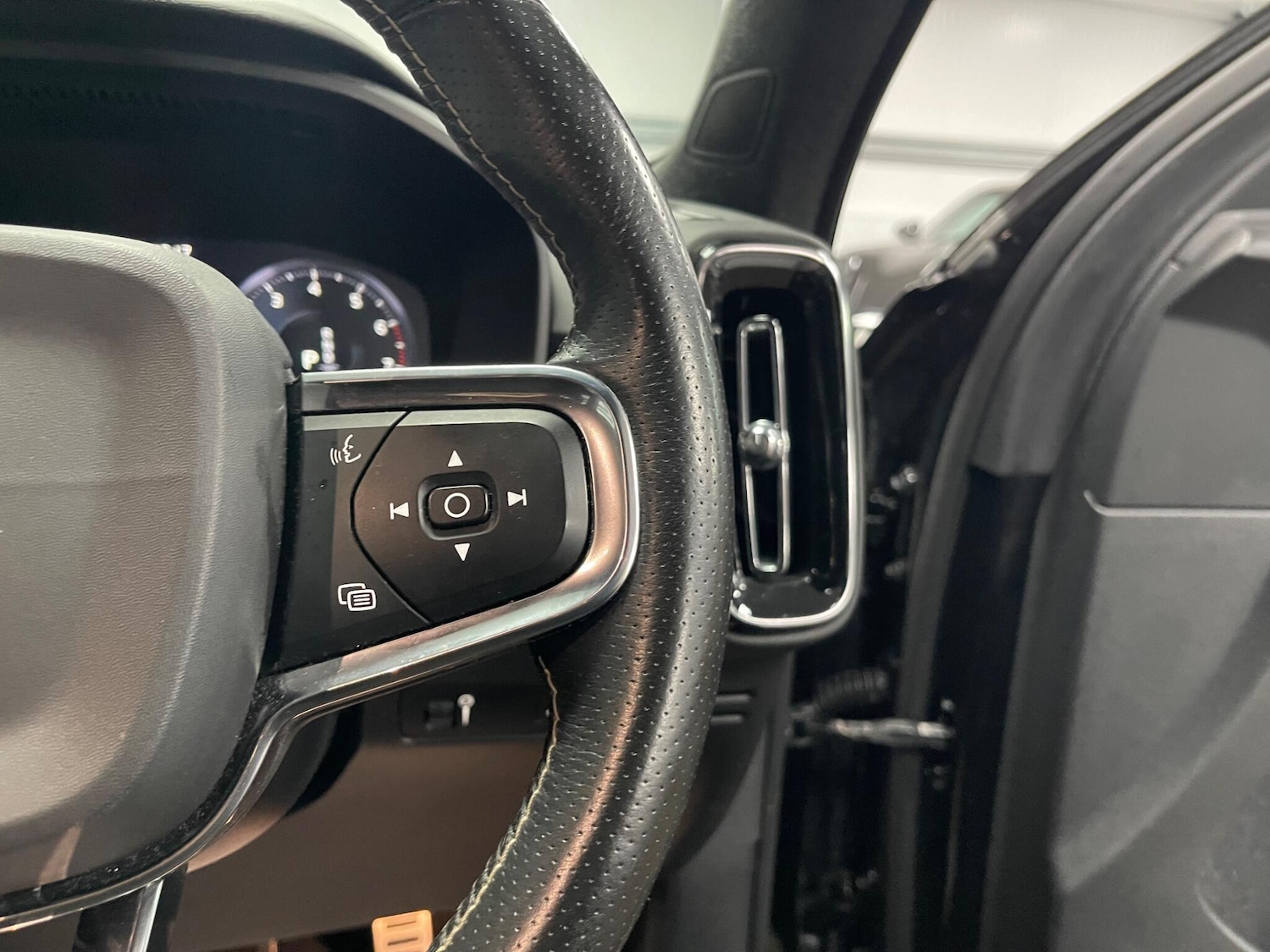 Used Volvo XC40 for sale - 77794411: Photo 46