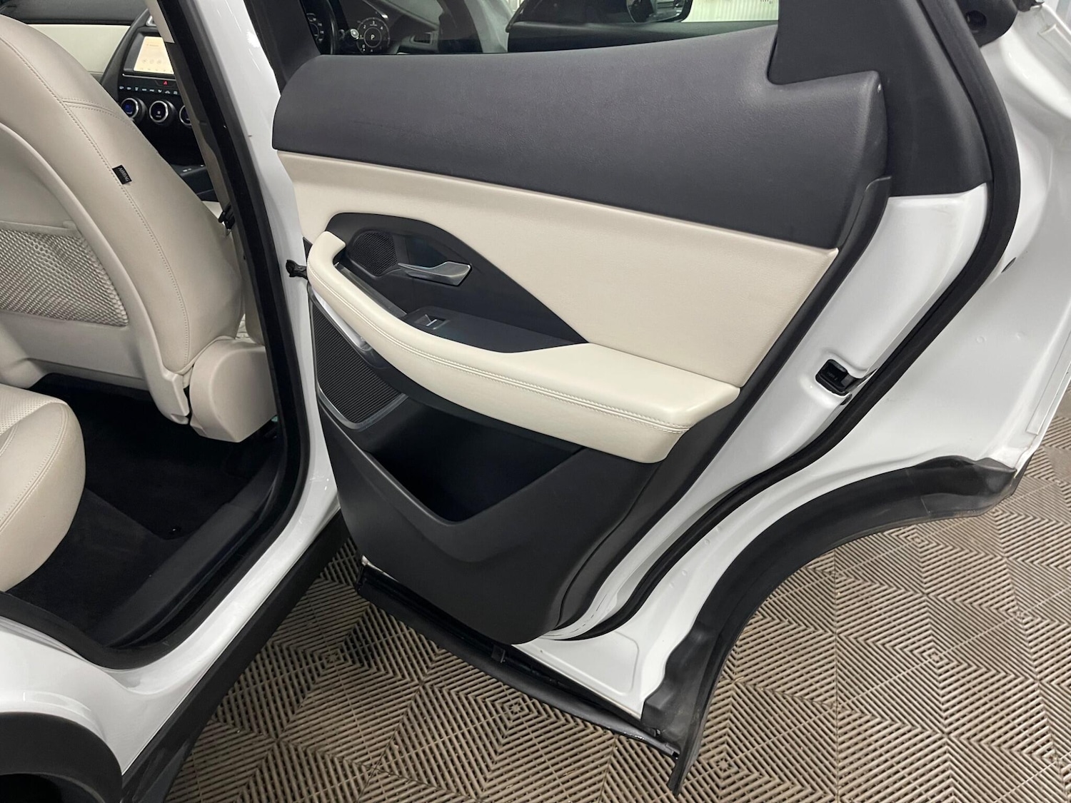 Used Jaguar E-Pace 2018 for sale - 77670805: Photo 41