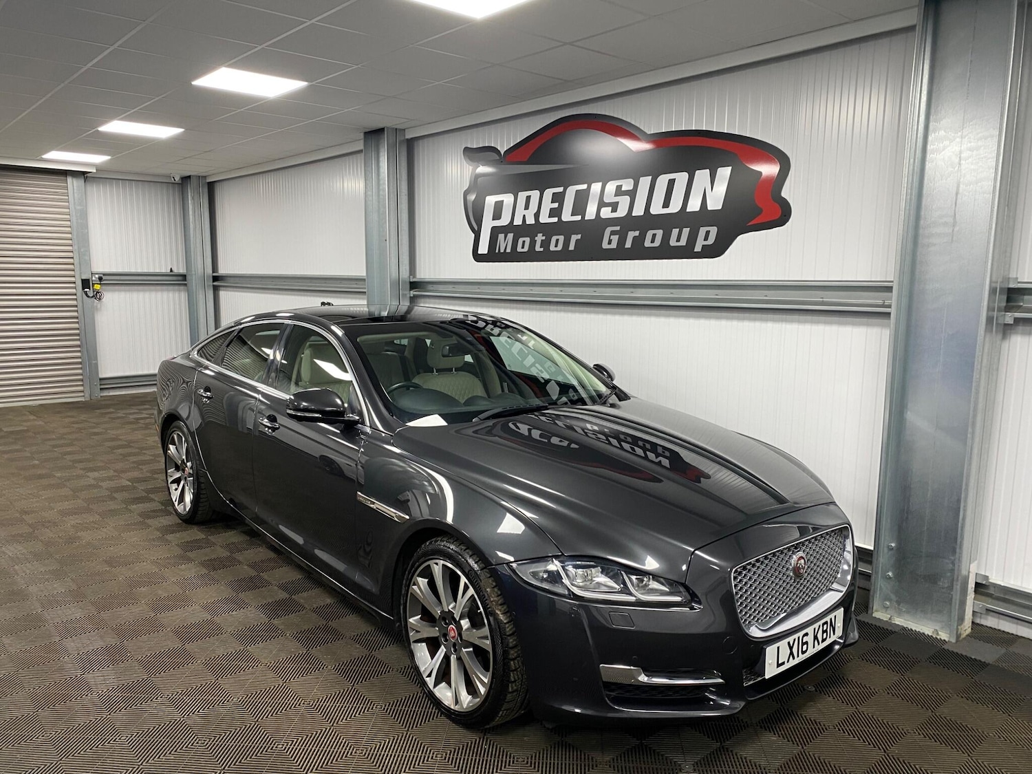 Used Jaguar XJ 2016 for sale - 76381247: Photo 4
