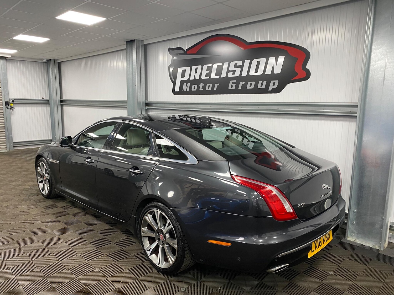 Used Jaguar XJ 2016 for sale - 76381247: Photo 8