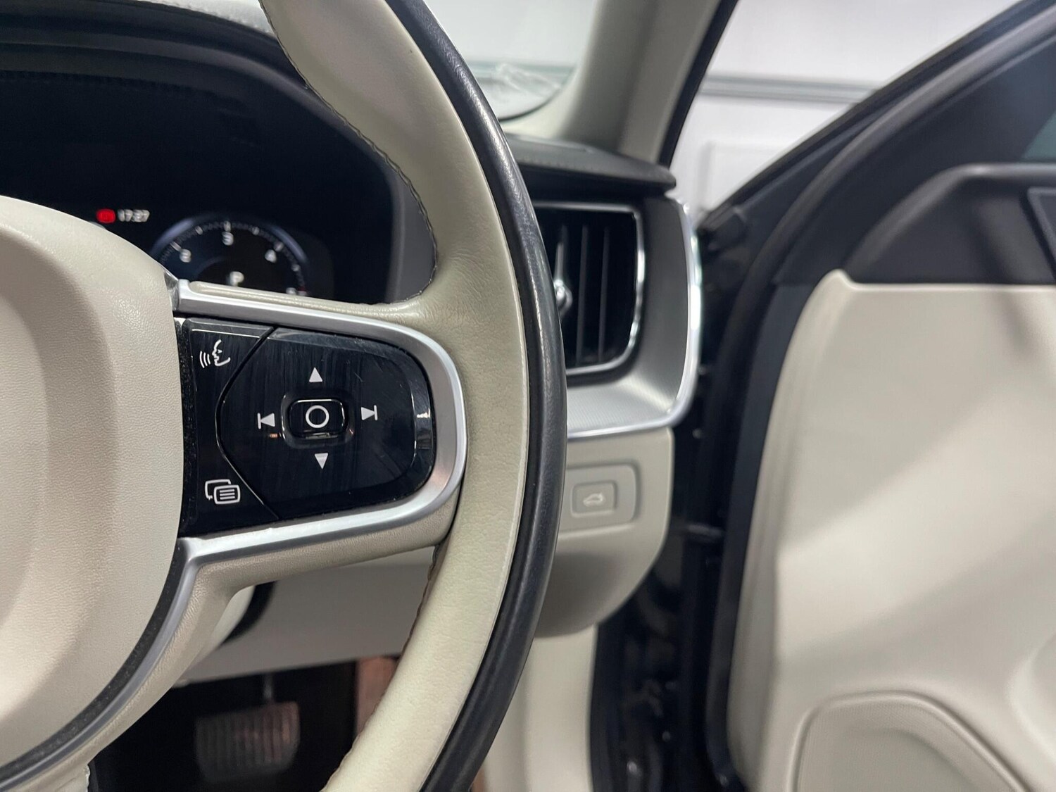 Used Volvo XC60 2018 for sale - 78157448: Photo 43