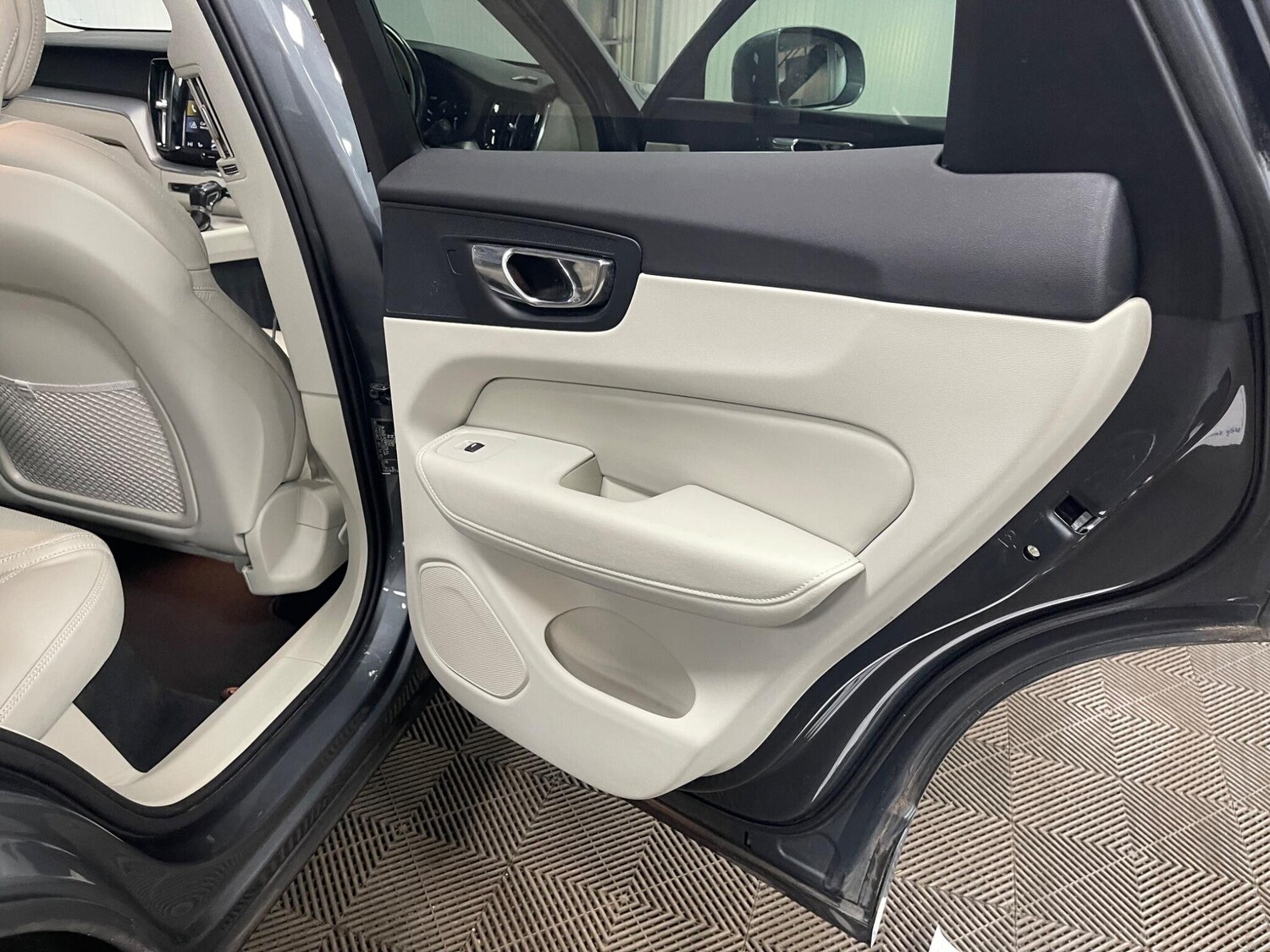 Used Volvo XC60 2018 for sale - 78157448: Photo 48