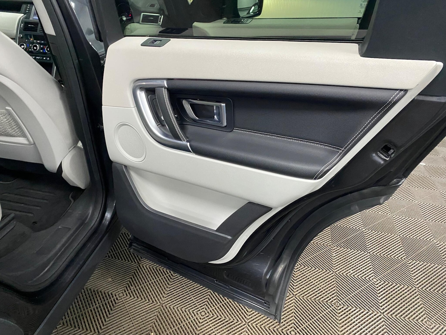 Used Land Rover Discovery Sport 2018 for sale - 76537957: Photo 47