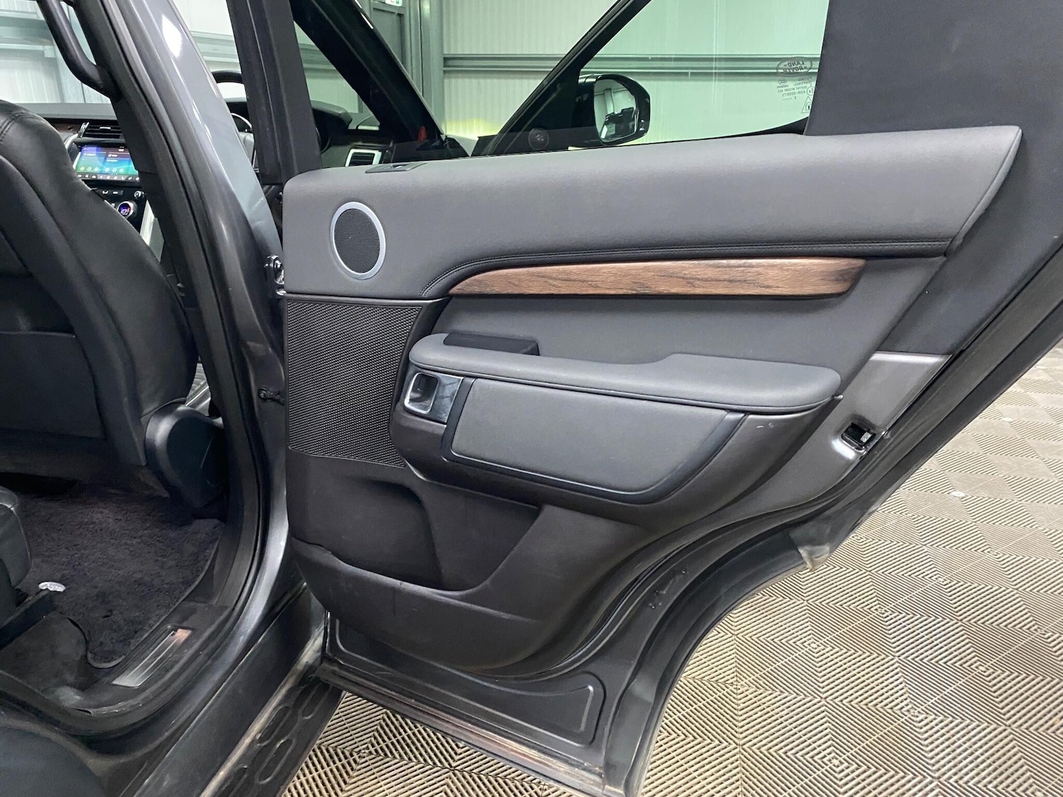 Used Land Rover Discovery 2017 for sale - 77163639: Photo 50