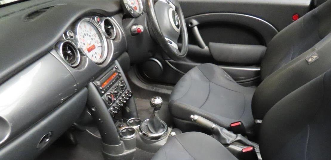 Used MINI Convertible 2006 for sale - 76527936: Photo 2