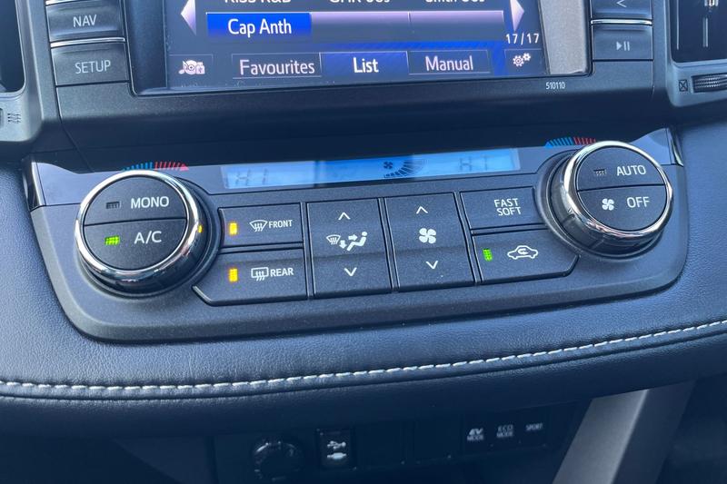 Used Toyota RAV4 2018 for sale - 76782193: Photo 31