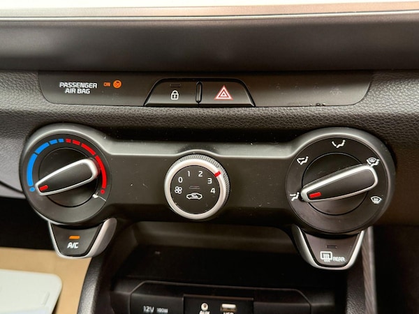 Used Kia Stonic 2017 for sale - 76137610: Photo 17