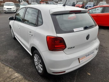 Used Volkswagen Polo 2015 for sale - 76247824: Photo