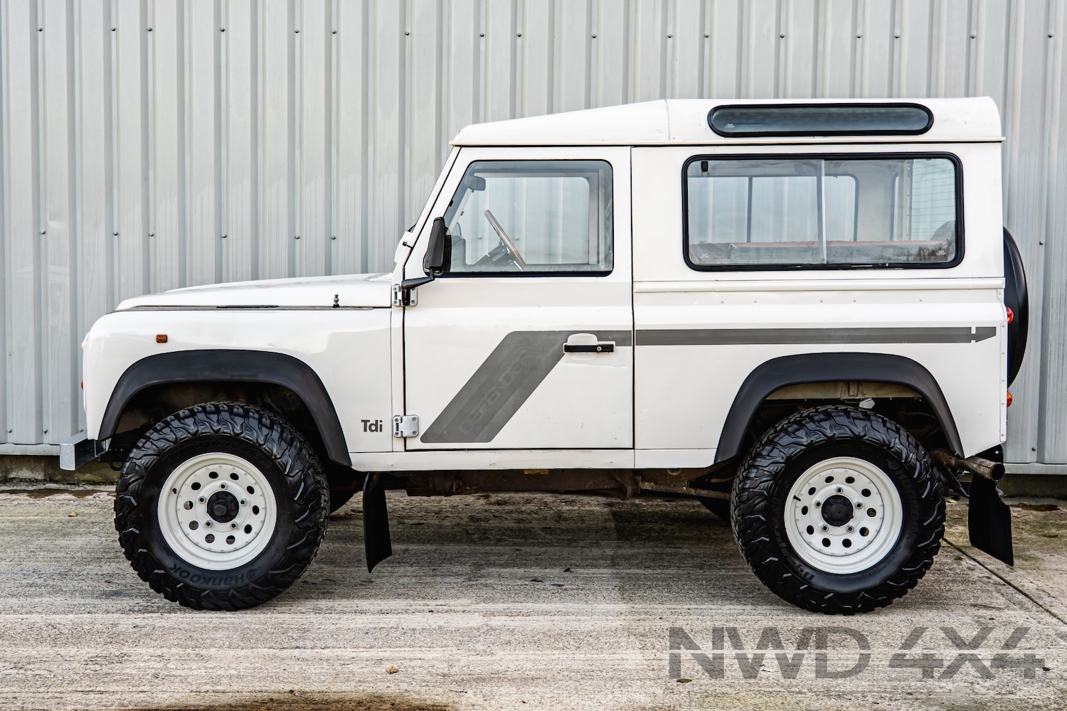 Used Land Rover Defender 90 for sale - 76637950: Photo 4
