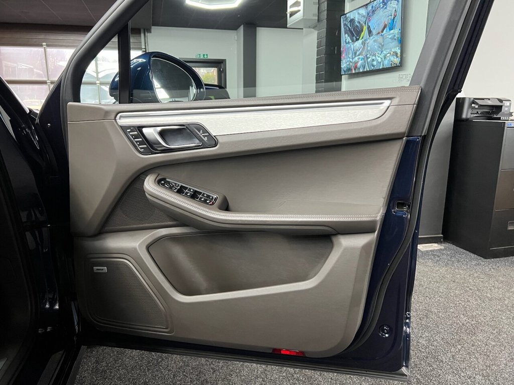 Used Porsche Macan 2020 for sale - 77369756: Photo 33