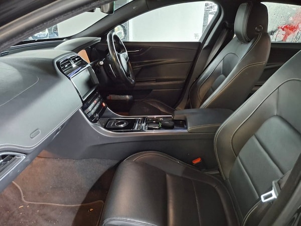 Used Jaguar XE 2018 for sale - 76185520: Photo 4