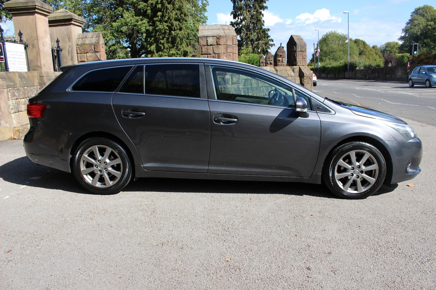 Used Toyota Avensis 2012 for sale - 76725765: Photo 2