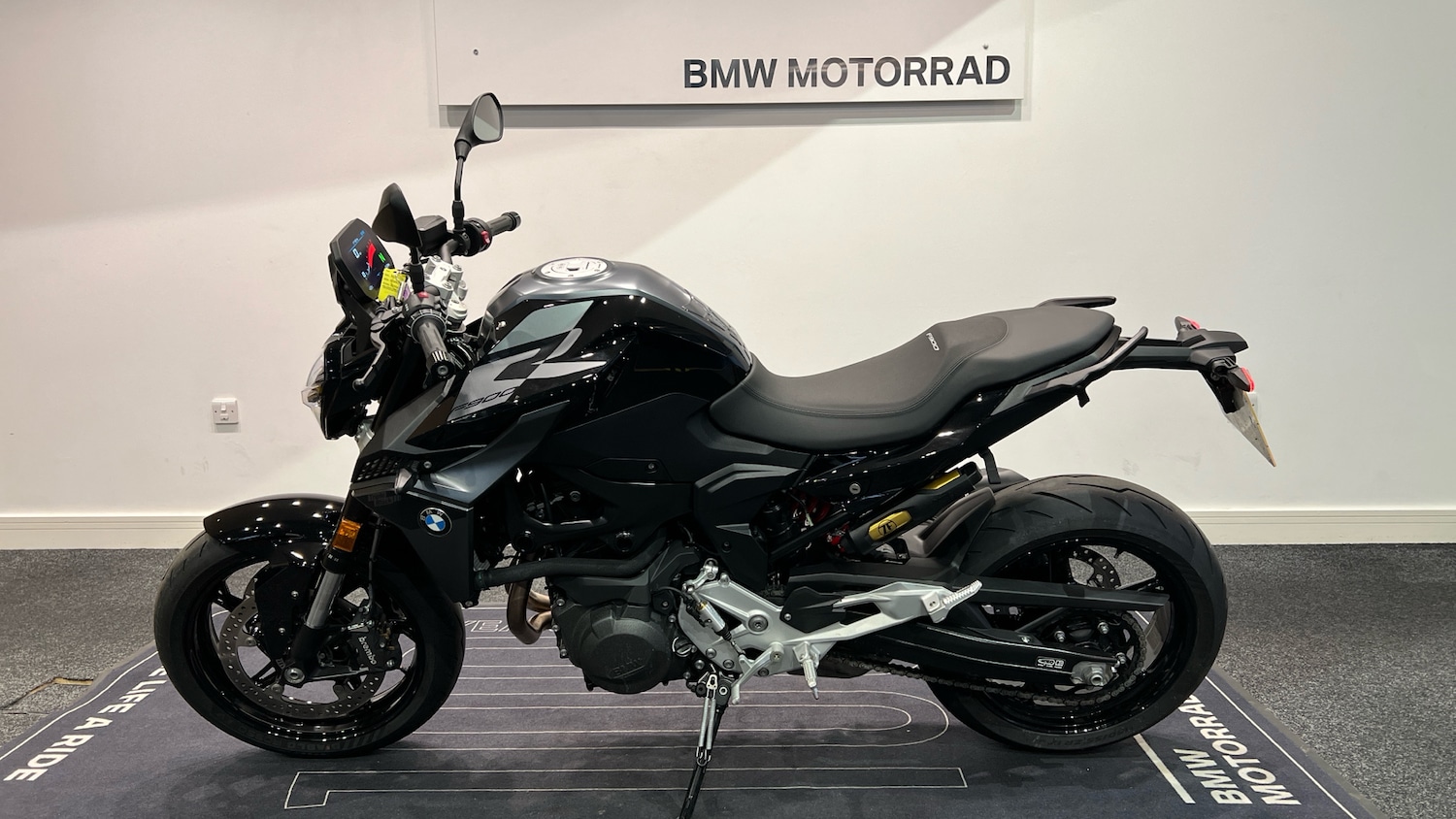 BMW F900