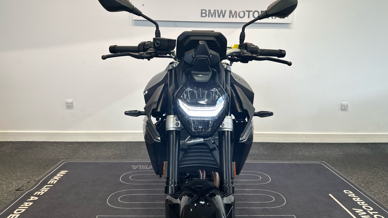 BMW F900